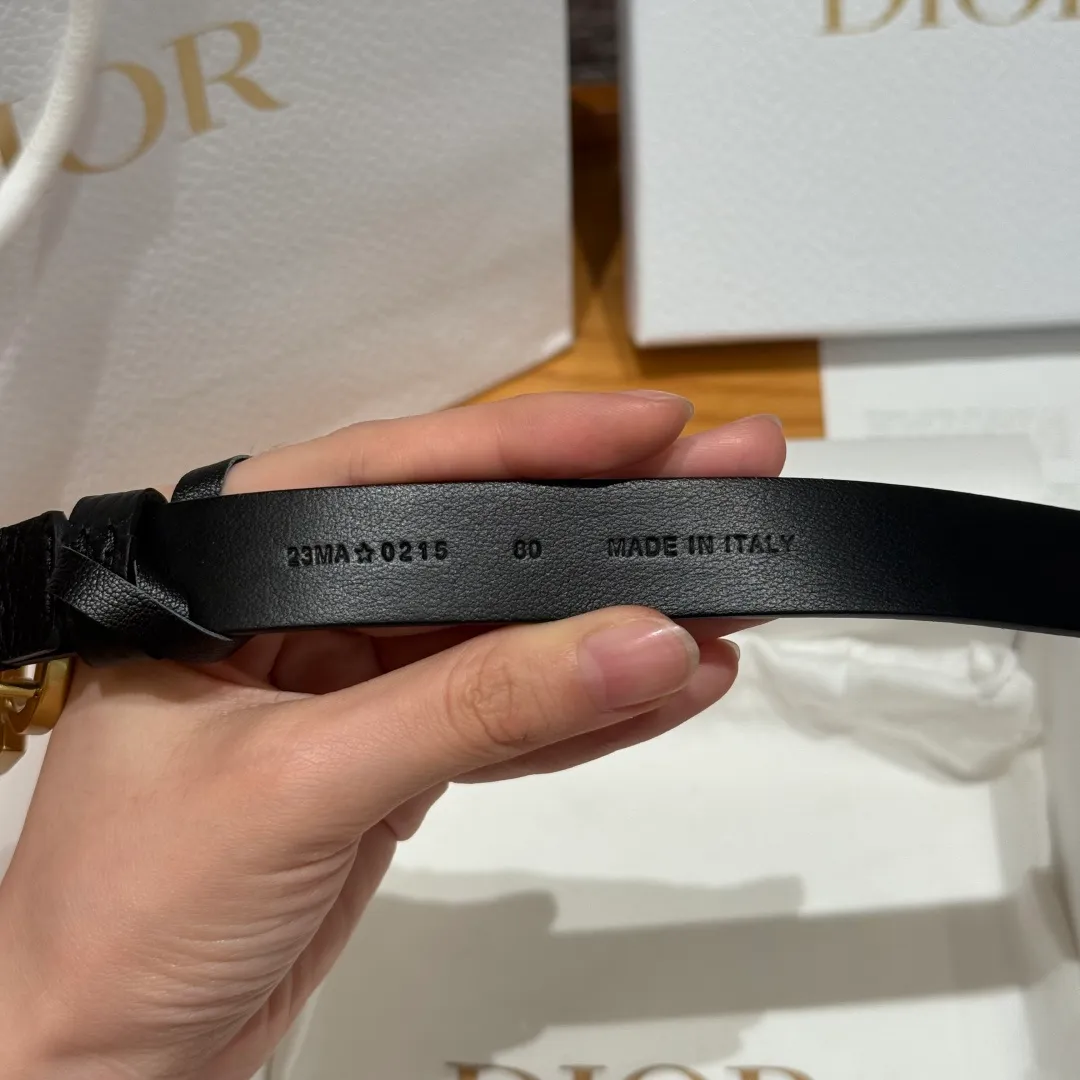 💰440💰Full package💰 💍Purchase level Dior Saddle Belt This saddle belt is a classic accessory, reinterpreted with grained cow leather, fashionable and casual design, decorated with antique gold finish metal CD belt buckle, slim style, more flattering when paired with skirts, dresses or trousers. Width 2.0cm
