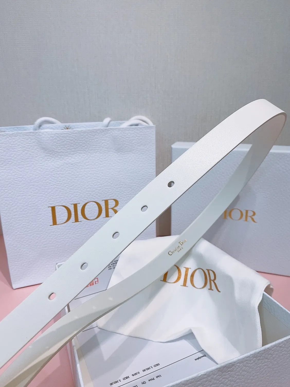 💰440💰Full package💰 💍Purchase grade Dior⚡️🌹Montaigne Lucky Charms, 20 mm belt buckle This model with aged gold metal CD buckle is revisited in a light gold suede calfskin version for a casual and modern look. Her silhouette will upgrade a skirt, pants or dress. Saddle CD buckle Resin beads Silver tone crystals Christian Dior Paris logo on the interior Width: 2.0cm