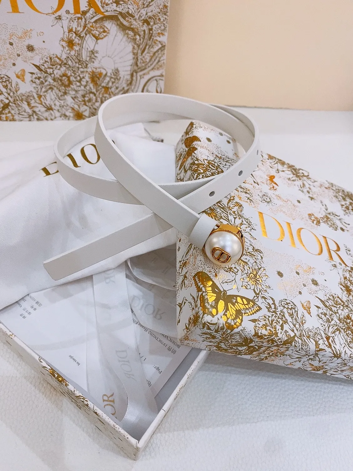 💰440💰Full set of packaging💰 💍Purchase level Dior dior new women's belt this 30 Montaigne The Treasure belt is a new item in the 2025 autumn ready-to-wear series. It shows a vivid and classic shape. It is carefully made of smooth cow leather and other materials. It is equipped with a unique new gold-finished metal medal belt buckle, embellished with a black enamel CD logo, and comes with a clip closure. It is fashionable and adjustable and can be easily matched with a classic suit jacket, skirt or dress. Width 1.5cm