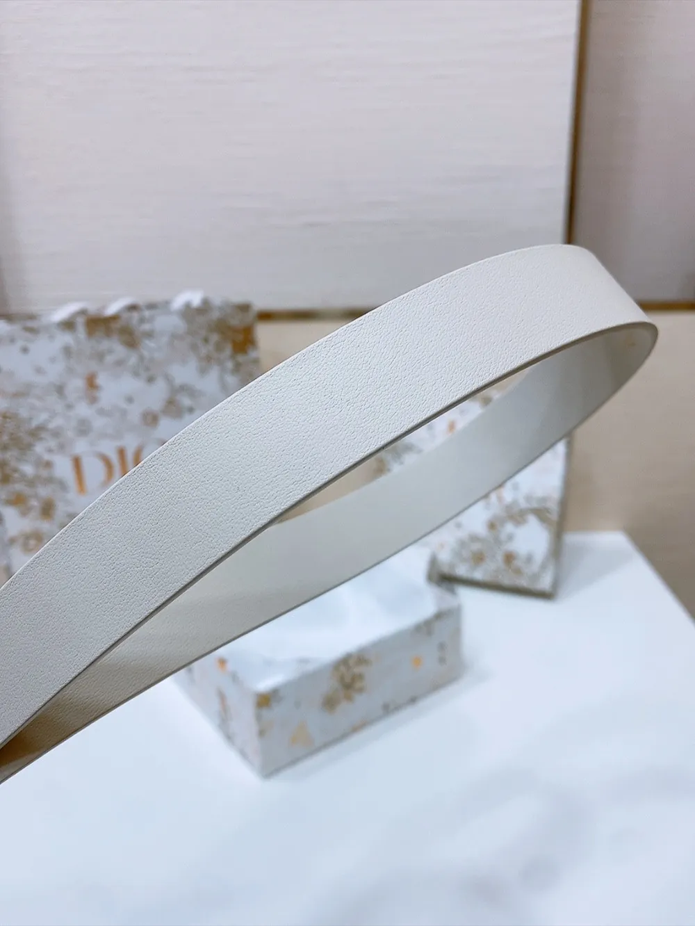 💰460💰Full package💰 💍Purchase level Dior's new belt is carefully crafted from black smooth cow leather. The classic CD belt buckle is presented in a shiny gold-finished metal version. The letter C is inlaid with white resin beads of different sizes, highlighting Dior's exquisite craftsmanship. The style is chic and elegant and can be worn with jeans, skirts or dresses. Width 2.5cm