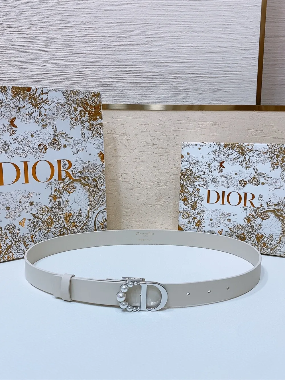 💰460💰Full package💰 💍Purchase level Dior's new belt is carefully crafted from black smooth cow leather. The classic CD belt buckle is presented in a shiny gold-finished metal version. The letter C is inlaid with white resin beads of different sizes, highlighting Dior's exquisite craftsmanship. The style is chic and elegant and can be worn with jeans, skirts or dresses. Width 2.5cm