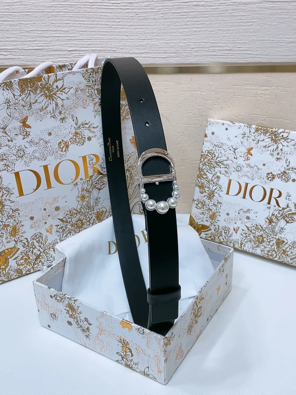 💰460💰Full package💰 💍Purchase level Dior's new belt is carefully crafted from black smooth cow leather. The classic CD belt buckle is presented in a shiny gold-finished metal version. The letter C is inlaid with white resin beads of different sizes, highlighting Dior's exquisite craftsmanship. The style is chic and elegant and can be worn with jeans, skirts or dresses. Width 2.5cm
