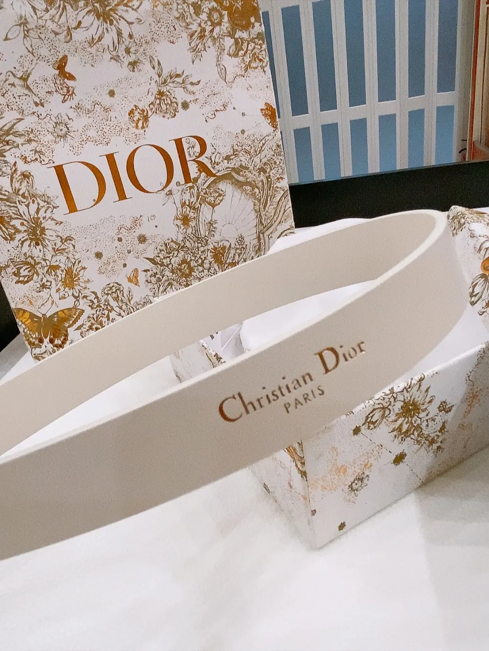 💰440💰Full package💰 💍Purchase grade Dior ⚡️20mm black smooth cow leather and silver tone imitation crystal ⚡️Lucky 30 Montaigne Star CD belt buckle White resin beads ⚡️ Christian Dior Paris logo on the inside Glossy gold finish metal details Top/bottom layer: cow leather Excluding trims and decorative lines