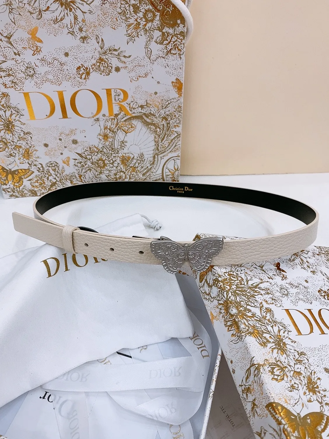 💰440💰Full package💰 💍Purchase level Dior Saddle Belt Brass hardware Double-sided saddle belt Grained cowhide surface and smooth cowhide bottom Soft and delicate feel Belt 2.0cm