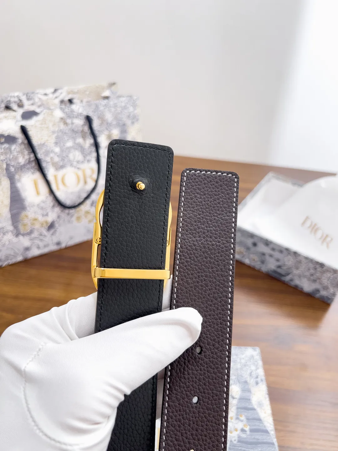 💰480💰Full package💰 💍Dior purchasing goods Width 3.5cm Material: double-grained calfskin, soft Q-elastic, fine workmanship, welcome to compare. Discount: Fully polished discount (the inner ring of the original order is not polished) Size: 100-125cm Packaging: Picture packaging