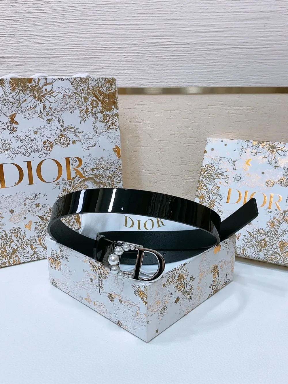 💰460💰Full package💰 💍Purchase level Dior's new belt is carefully crafted from black smooth cow leather. The classic CD belt buckle is presented in a shiny gold-finished metal version. The letter C is inlaid with white resin beads of different sizes, highlighting Dior's exquisite craftsmanship. The style is chic and elegant and can be worn with jeans, skirts or dresses. Width 2.5cm