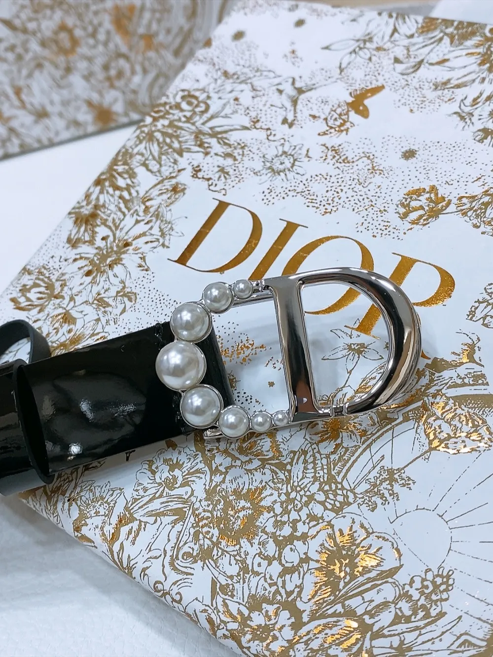 💰460💰Full package💰 💍Purchase level Dior's new belt is carefully crafted from black smooth cow leather. The classic CD belt buckle is presented in a shiny gold-finished metal version. The letter C is inlaid with white resin beads of different sizes, highlighting Dior's exquisite craftsmanship. The style is chic and elegant and can be worn with jeans, skirts or dresses. Width 2.5cm