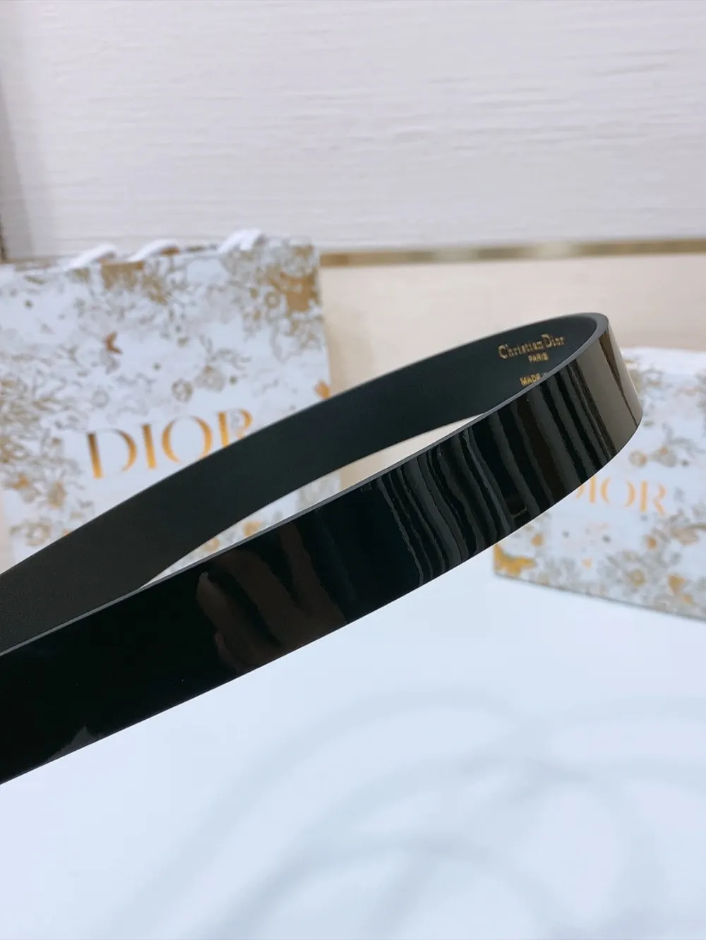 💰460💰Full package💰 💍Purchase level Dior's new belt is carefully crafted from black smooth cow leather. The classic CD belt buckle is presented in a shiny gold-finished metal version. The letter C is inlaid with white resin beads of different sizes, highlighting Dior's exquisite craftsmanship. The style is chic and elegant and can be worn with jeans, skirts or dresses. Width 2.5cm