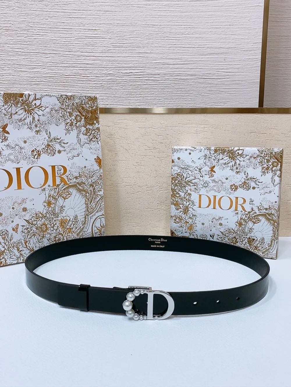 💰460💰Full package💰 💍Purchase level Dior's new belt is carefully crafted from black smooth cow leather. The classic CD belt buckle is presented in a shiny gold-finished metal version. The letter C is inlaid with white resin beads of different sizes, highlighting Dior's exquisite craftsmanship. The style is chic and elegant and can be worn with jeans, skirts or dresses. Width 2.5cm