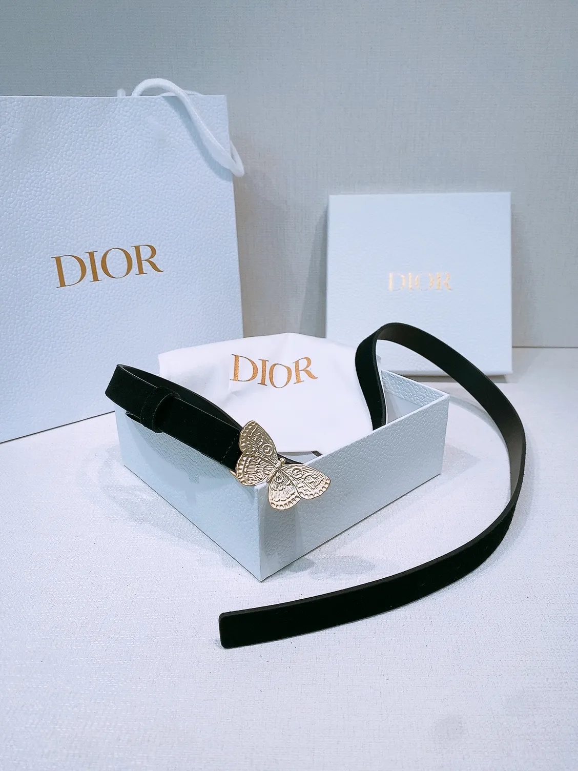 💰440💰Full package💰 💍Purchasing level Dior Ceinture Saddle Cuir de veau suédé couleur Light Gold, 20 mm This model with aged gold metal CD buckle is revisited in a light gold suede calfskin version for a casual and modern look. Her silhouette will upgrade a skirt, pants or dress. Saddle CD buckle Signature Christian Dior Paris Classic CD Made in Italy Width: 2.0cm