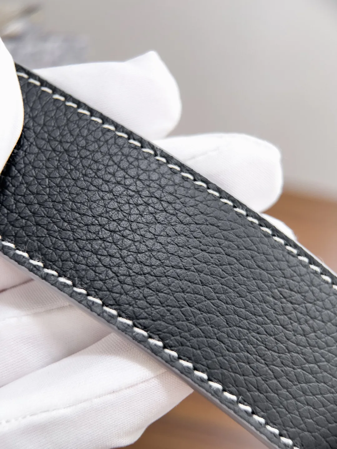 💰480💰Full package💰 💍Dior purchasing goods Width 3.5cm Material: double-grained calfskin, soft Q-elastic, fine workmanship, welcome to compare. Discount: Fully polished discount (the inner ring of the original order is not polished) Size: 100-125cm Packaging: Picture packaging