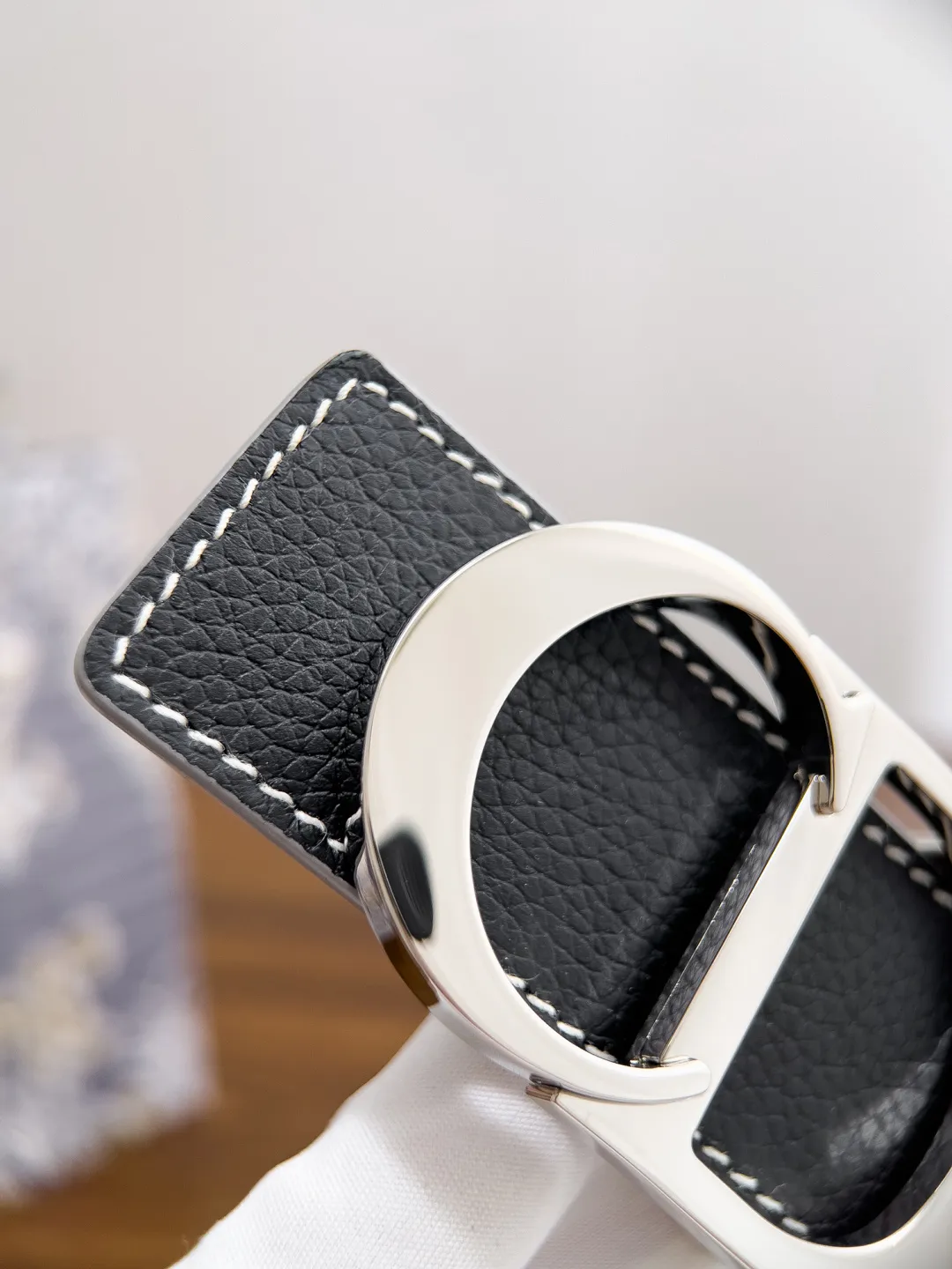 💰480💰Full package💰 💍Dior purchasing goods Width 3.5cm Material: double-grained calfskin, soft Q-elastic, fine workmanship, welcome to compare. Discount: Fully polished discount (the inner ring of the original order is not polished) Size: 100-125cm Packaging: Picture packaging
