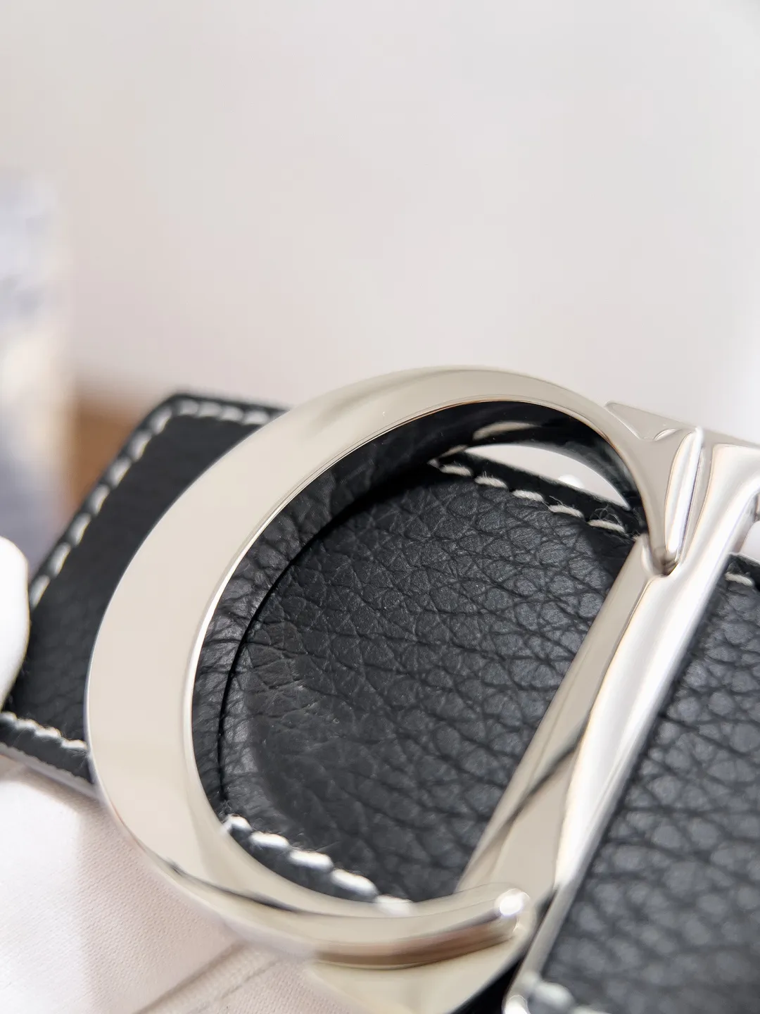 💰480💰Full package💰 💍Dior purchasing goods Width 3.5cm Material: double-grained calfskin, soft Q-elastic, fine workmanship, welcome to compare. Discount: Fully polished discount (the inner ring of the original order is not polished) Size: 100-125cm Packaging: Picture packaging