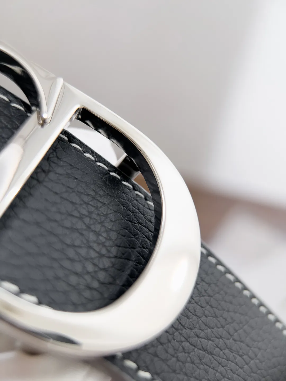💰480💰Full package💰 💍Dior purchasing goods Width 3.5cm Material: double-grained calfskin, soft Q-elastic, fine workmanship, welcome to compare. Discount: Fully polished discount (the inner ring of the original order is not polished) Size: 100-125cm Packaging: Picture packaging