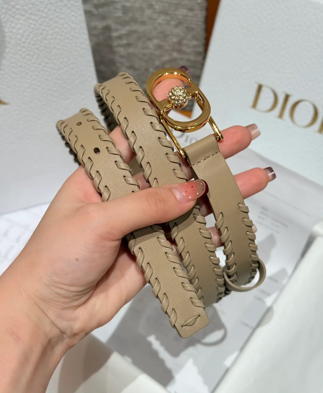 💰480💰Full package💰 💍Purchase level Dior -30 Montaigne Jolie belt This 30 Montaigne Jolie belt draws inspiration from the handbag of the same name👜 and is carefully made of smooth cow leather and other materials. It is decorated with a lustrous gold-finished metal belt buckle and is paired with pavé beads inlaid with silver-toned crystals. It can be paired with a classic suit jacket, dress or jeans, adding an elegant touch. Width 2.0cm
