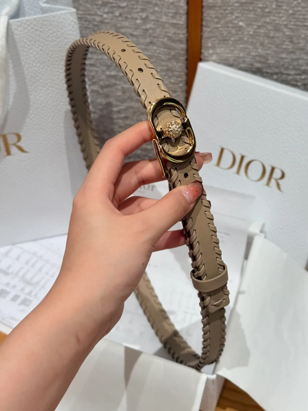 💰480💰Full package💰 💍Purchase level Dior -30 Montaigne Jolie belt This 30 Montaigne Jolie belt draws inspiration from the handbag of the same name👜 and is carefully made of smooth cow leather and other materials. It is decorated with a lustrous gold-finished metal belt buckle and is paired with pavé beads inlaid with silver-toned crystals. It can be paired with a classic suit jacket, dress or jeans, adding an elegant touch. Width 2.0cm