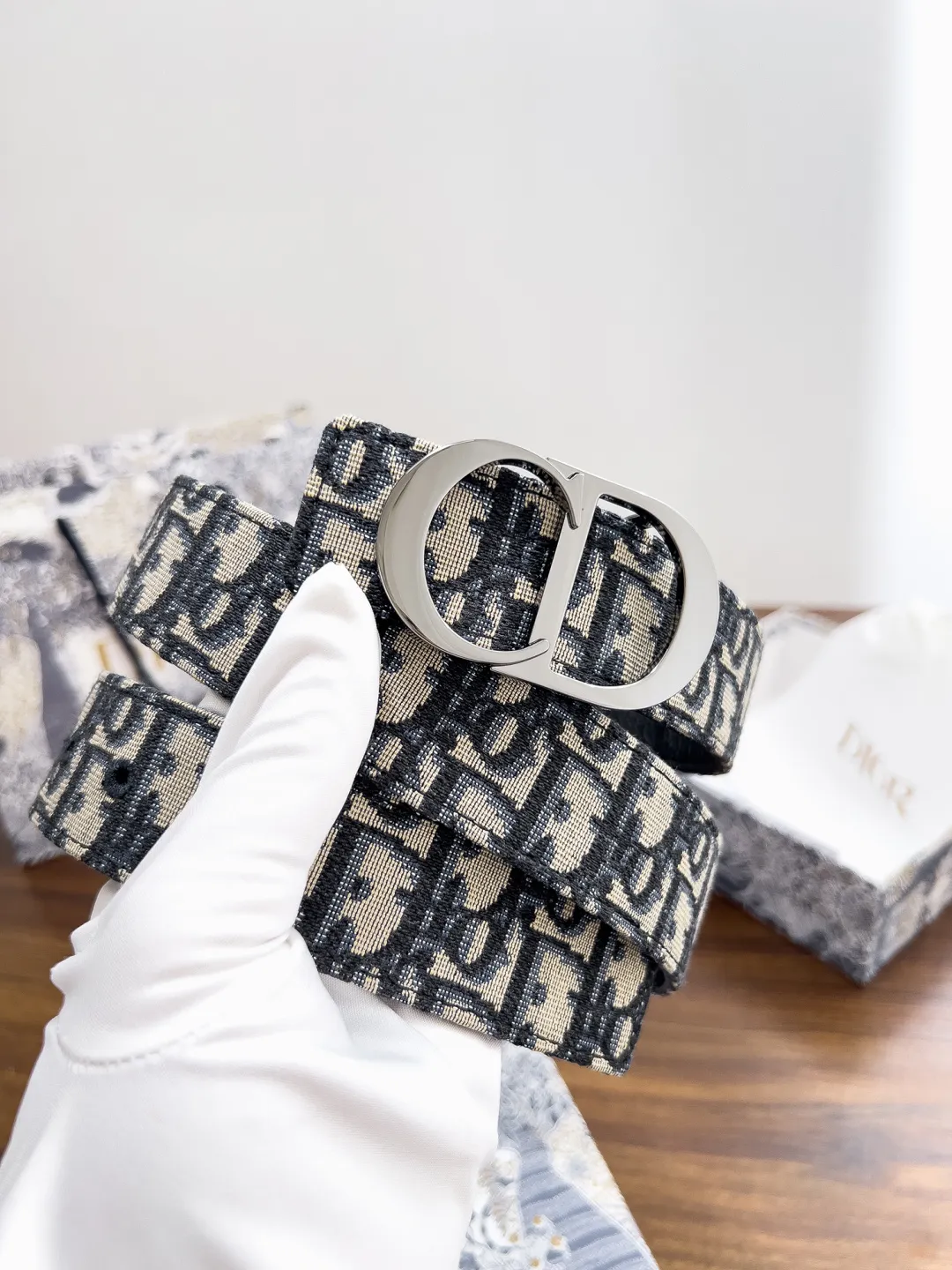 💰480💰Full package💰 💍Dior purchasing goods Width 3.5cm Material: Classic cloth with pebbled cowhide soft Q-elastic, fine workmanship, welcome to compare. Discount: Fully polished discount (the inner ring of the original order is not polished) Size: 100-125cm Packaging: Picture packaging