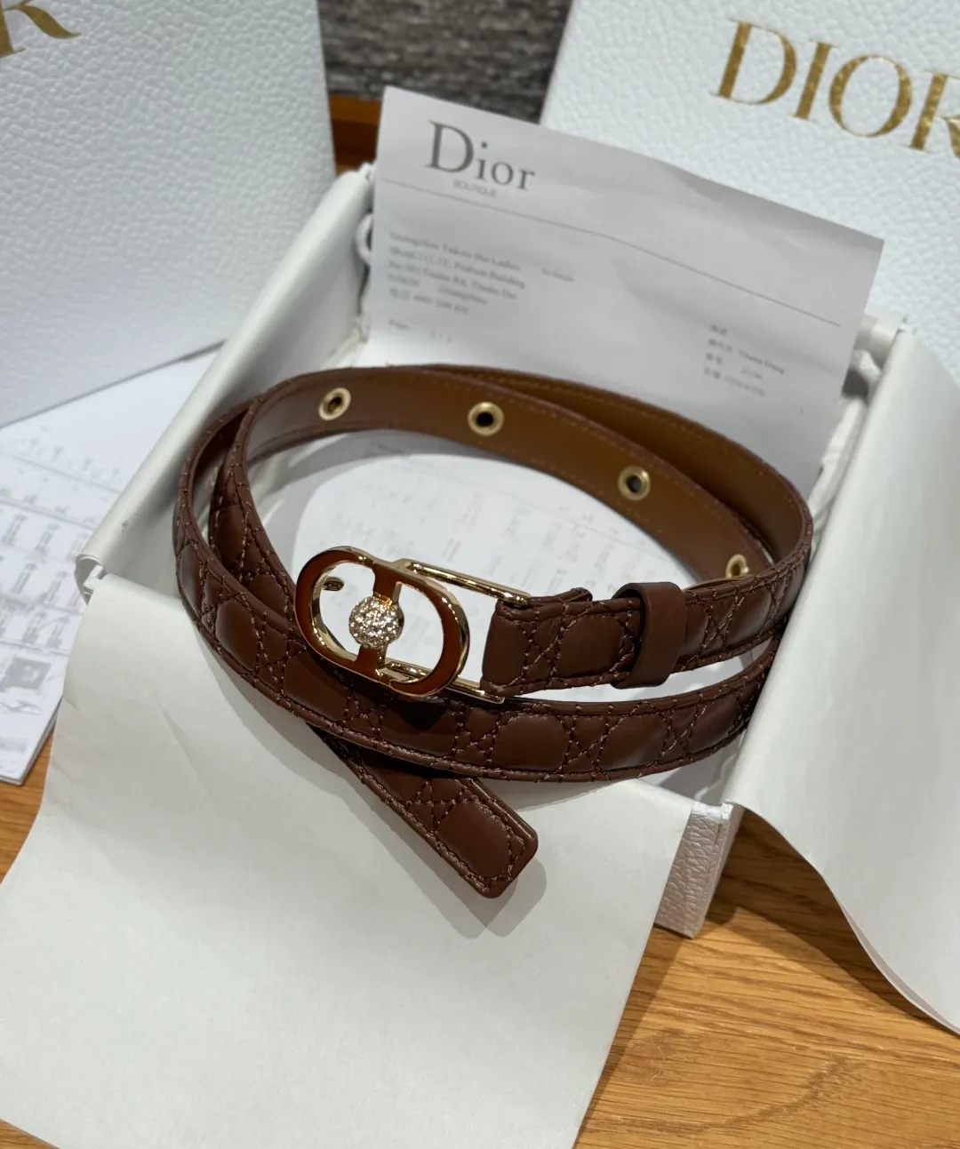 💰480💰Full package💰 💍Purchase level Dior -30 Montaigne Jolie belt This 30 Montaigne Jolie belt draws inspiration from the handbag of the same name👜 and is carefully made of smooth cow leather and other materials. It is decorated with a lustrous gold-finished metal belt buckle and is paired with pavé beads inlaid with silver-toned crystals. It can be paired with a classic suit jacket, dress or jeans, adding an elegant touch. Width 2.0cm