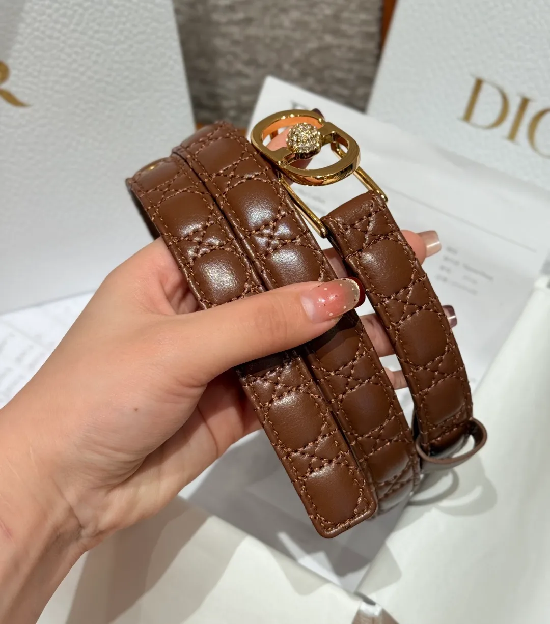 💰480💰Full package💰 💍Purchase level Dior -30 Montaigne Jolie belt This 30 Montaigne Jolie belt draws inspiration from the handbag of the same name👜 and is carefully made of smooth cow leather and other materials. It is decorated with a lustrous gold-finished metal belt buckle and is paired with pavé beads inlaid with silver-toned crystals. It can be paired with a classic suit jacket, dress or jeans, adding an elegant touch. Width 2.0cm