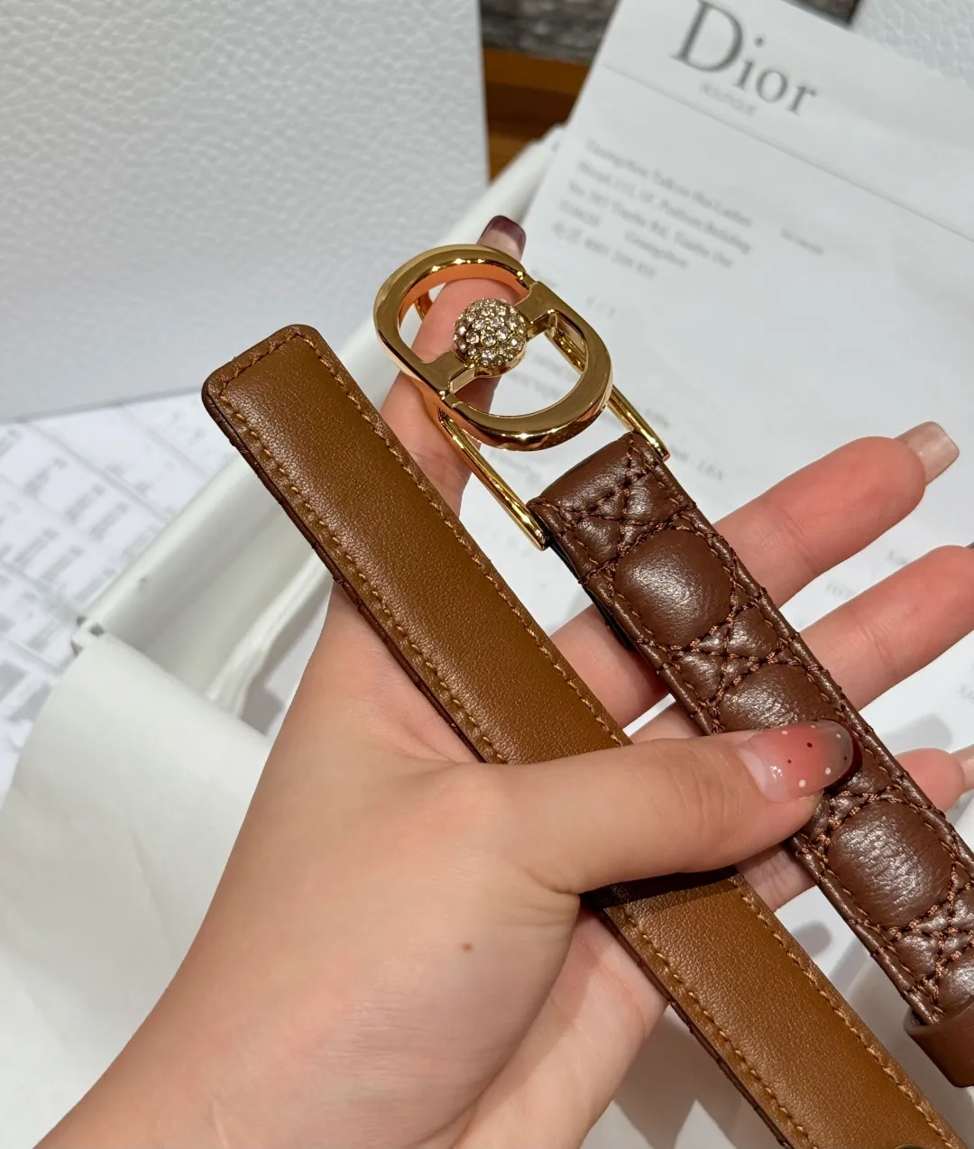💰480💰Full package💰 💍Purchase level Dior -30 Montaigne Jolie belt This 30 Montaigne Jolie belt draws inspiration from the handbag of the same name👜 and is carefully made of smooth cow leather and other materials. It is decorated with a lustrous gold-finished metal belt buckle and is paired with pavé beads inlaid with silver-toned crystals. It can be paired with a classic suit jacket, dress or jeans, adding an elegant touch. Width 2.0cm