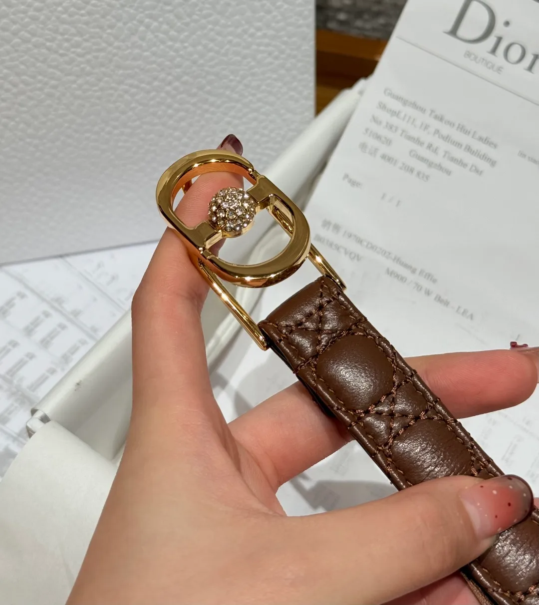 💰480💰Full package💰 💍Purchase level Dior -30 Montaigne Jolie belt This 30 Montaigne Jolie belt draws inspiration from the handbag of the same name👜 and is carefully made of smooth cow leather and other materials. It is decorated with a lustrous gold-finished metal belt buckle and is paired with pavé beads inlaid with silver-toned crystals. It can be paired with a classic suit jacket, dress or jeans, adding an elegant touch. Width 2.0cm