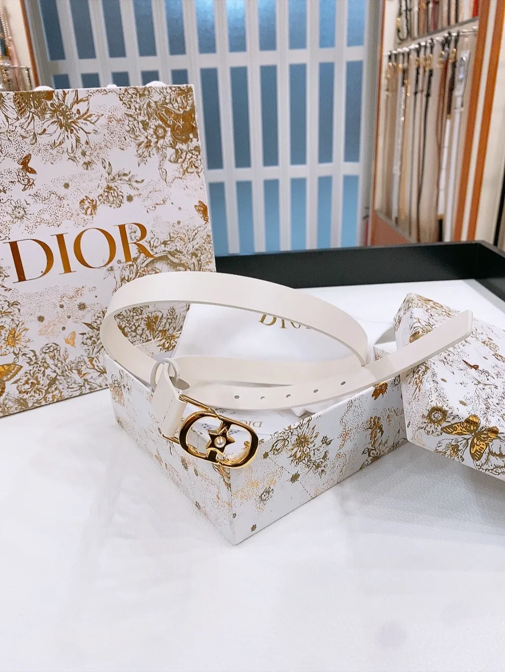 💰440💰Full package💰 💍Purchase grade Dior ⚡️20mm black smooth cow leather and silver tone imitation crystal ⚡️Lucky 30 Montaigne Star CD belt buckle White resin beads ⚡️ Christian Dior Paris logo on the inside Glossy gold finish metal details Top/bottom layer: cow leather Excluding trims and decorative lines