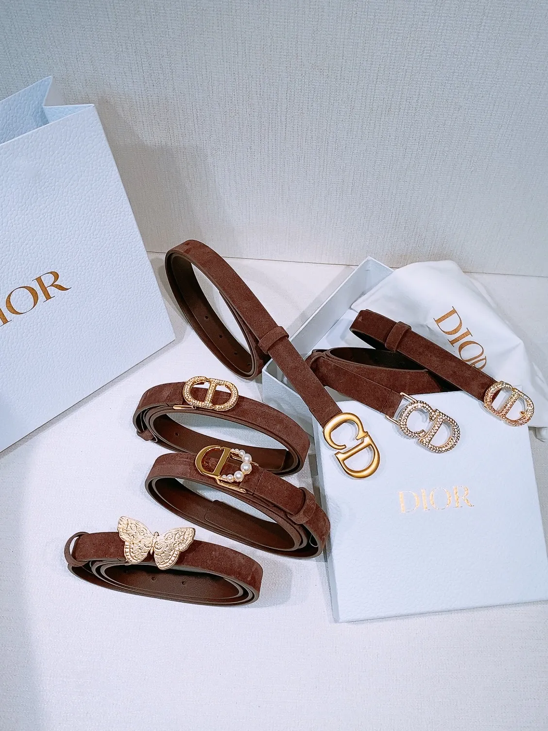 Collection image 🤩 - Dijia Ceinture Saddle Cuir de veau suédé couleur Light Gold, 20 mm This model with aged gold metal CD buckle is revisited in a light gold suede calfskin version for a casual and modern look. Her silhouette will upgrade a skirt, pants or dress. Saddle CD buckle Signature Christian Dior Paris Classic CD Made in Italy Width: 2.0cm
