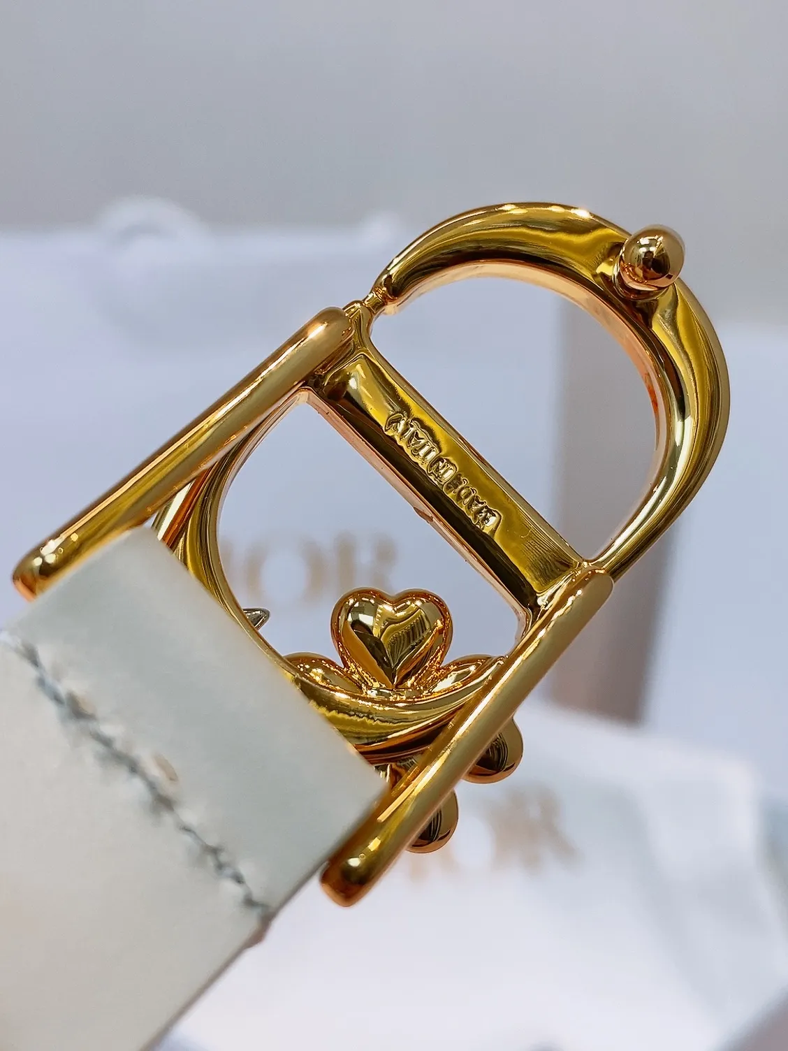 💰440💰Full package💰 💍Purchase grade Dior⚡️🌹Montaigne Lucky Charms, 20 mm belt buckle This model with aged gold metal CD buckle is revisited in a light gold suede calfskin version for a casual and modern look. Her silhouette will upgrade a skirt, pants or dress. Saddle CD buckle Resin beads Silver tone crystals Christian Dior Paris logo on the interior Width: 2.0cm