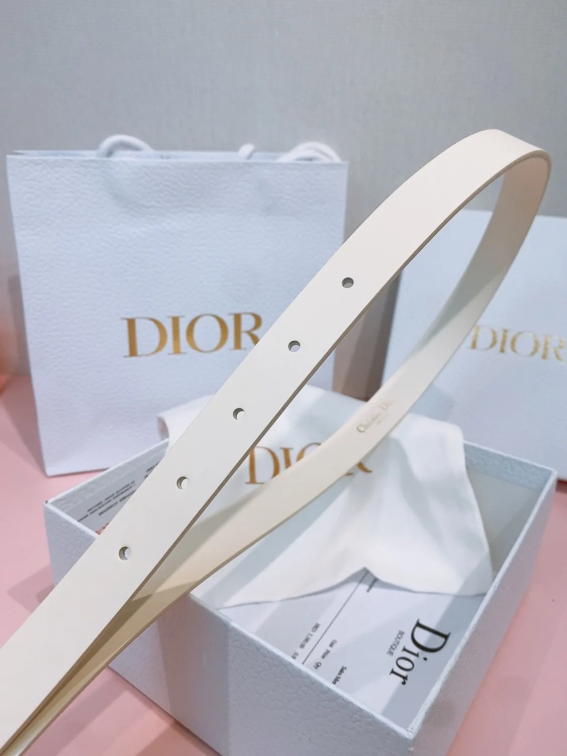 💰440💰Full package💰 💍Purchase grade Dior⚡️🌹Montaigne Lucky Charms, 20 mm belt buckle This model with aged gold metal CD buckle is revisited in a light gold suede calfskin version for a casual and modern look. Her silhouette will upgrade a skirt, pants or dress. Saddle CD buckle Resin beads Silver tone crystals Christian Dior Paris logo on the interior Width: 2.0cm