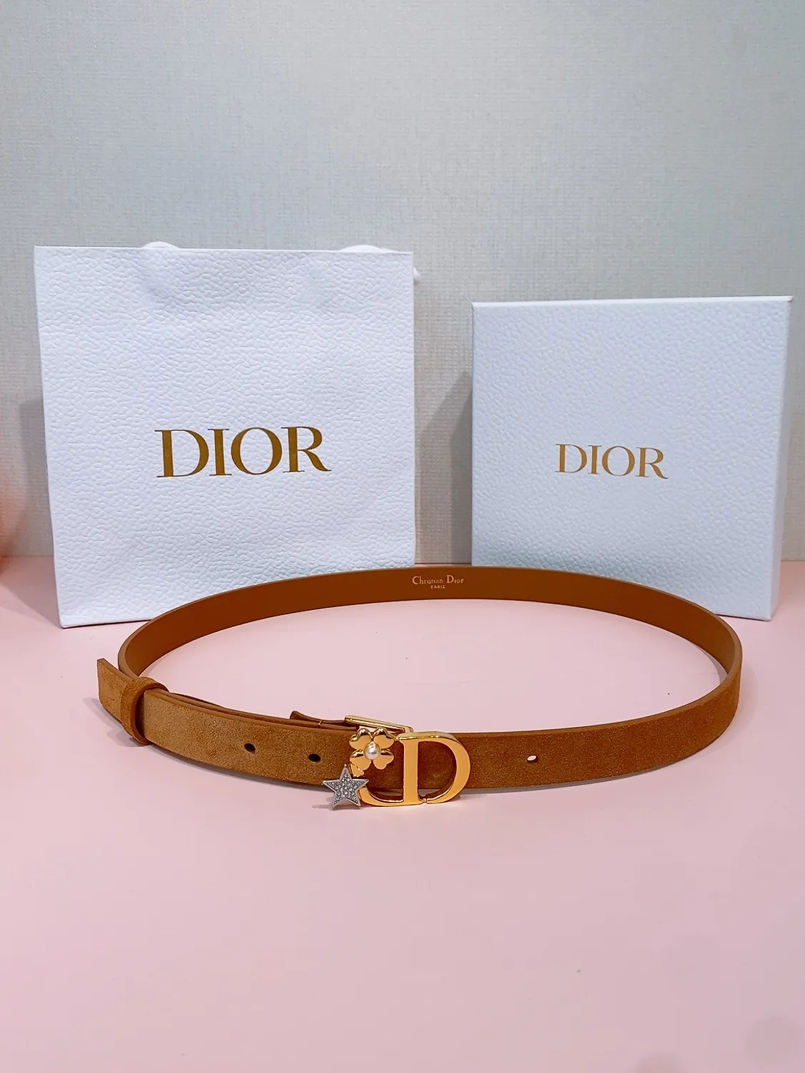 💰440💰Full package💰 💍Purchase grade Dior⚡️🌹Montaigne Lucky Charms, 20 mm belt buckle This model with aged gold metal CD buckle is revisited in a light gold suede calfskin version for a casual and modern look. Her silhouette will upgrade a skirt, pants or dress. Saddle CD buckle Resin beads Silver tone crystals Christian Dior Paris logo on the interior Width: 2.0cm