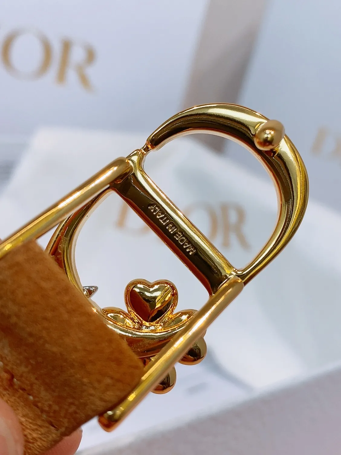 💰440💰Full package💰 💍Purchase grade Dior⚡️🌹Montaigne Lucky Charms, 20 mm belt buckle This model with aged gold metal CD buckle is revisited in a light gold suede calfskin version for a casual and modern look. Her silhouette will upgrade a skirt, pants or dress. Saddle CD buckle Resin beads Silver tone crystals Christian Dior Paris logo on the interior Width: 2.0cm