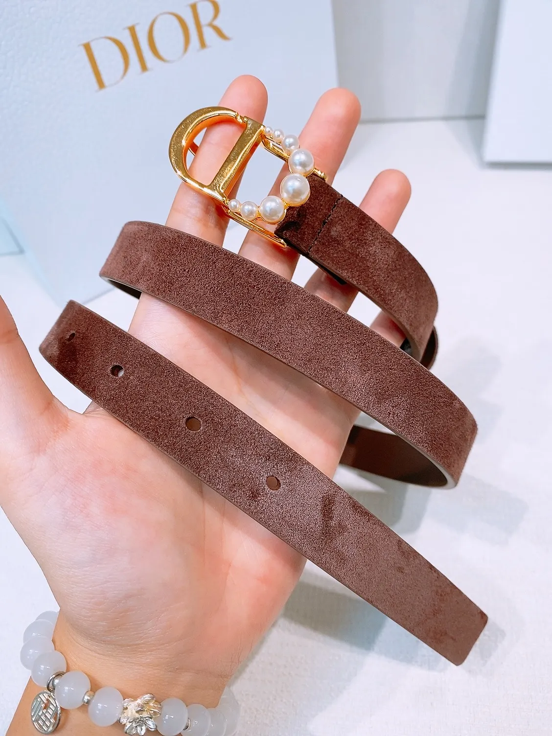 💰440💰Full package💰 💍Purchasing level Dior Ceinture Saddle Cuir de veau suédé couleur Light Gold, 20 mm This model with aged gold metal CD buckle is revisited in a light gold suede calfskin version for a casual and modern look. Her silhouette will upgrade a skirt, pants or dress. Saddle CD buckle Signature Christian Dior Paris Classic CD Made in Italy Width: 2.0cm