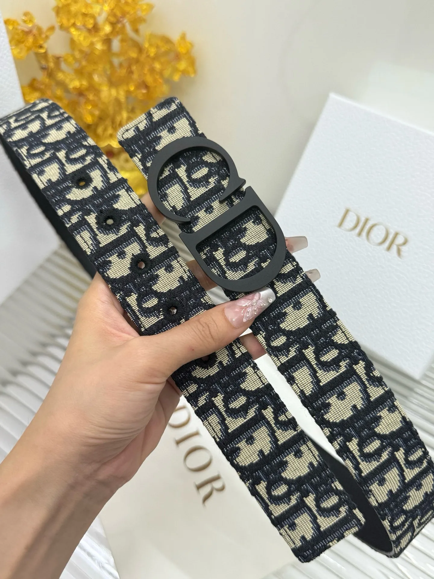 ✅Width: 𝟑.𝟱𝗰𝗺 ❑ Christian Dior original fabric with calfskin and stitching holes, strong and not easy to deform 🎉 + high-quality tungsten steel hardware buckle. Open the mold. The pattern is clearly visible and the traces are exposed, restoring the official authentic quality to the greatest extent P460