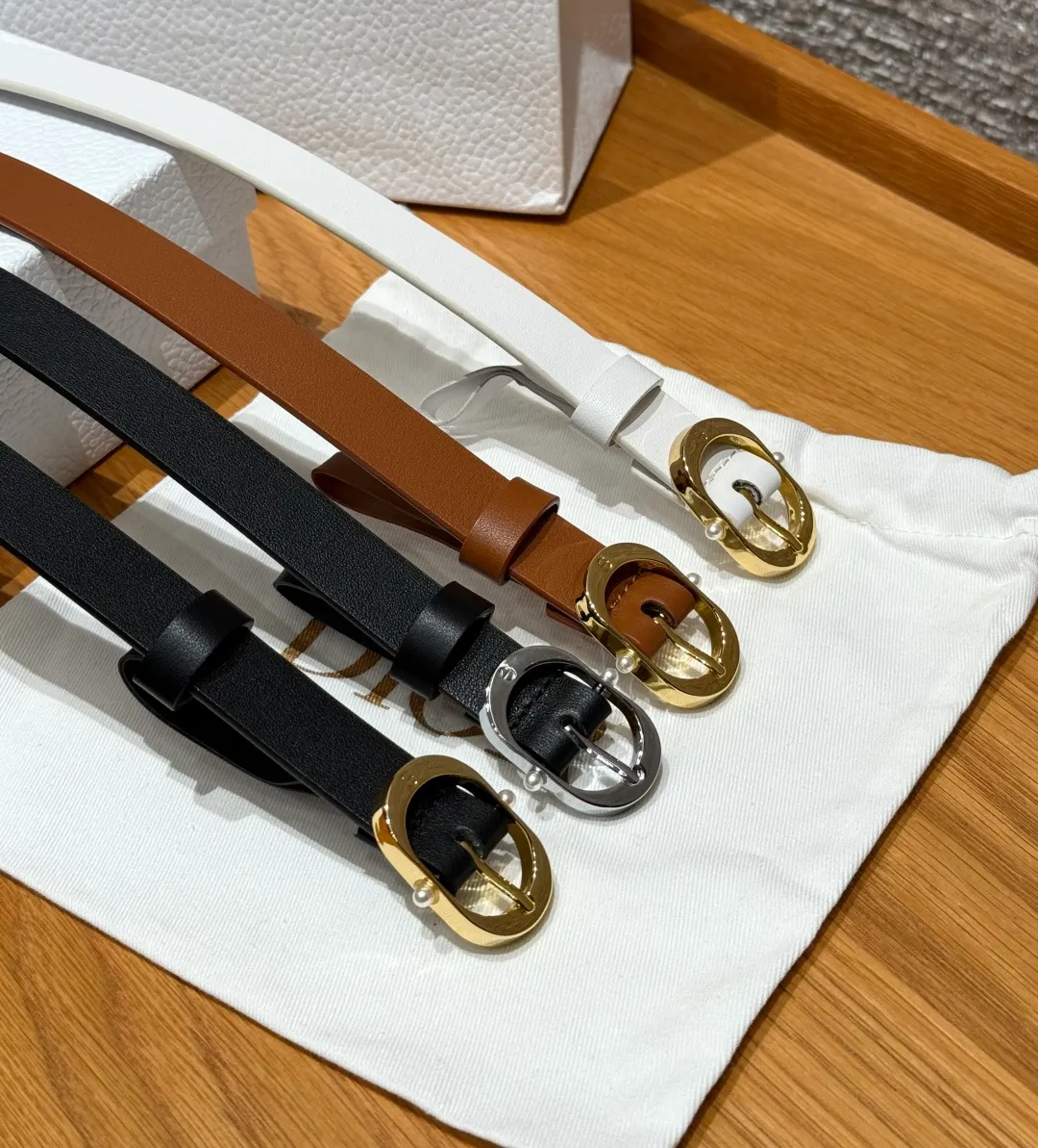 💰440💰Full package💰 💍Purchase level Dior ⚡️🌹Chic 20mm belt This belt draws inspiration from the handbag of the same name and is carefully made of smooth cow leather. It is equipped with a shiny metal belt buckle and is inlaid with white resin beads on both sides to enhance the style. It can be paired with a classic suit jacket, dress or jeans to add an elegant look. Width: 20mm