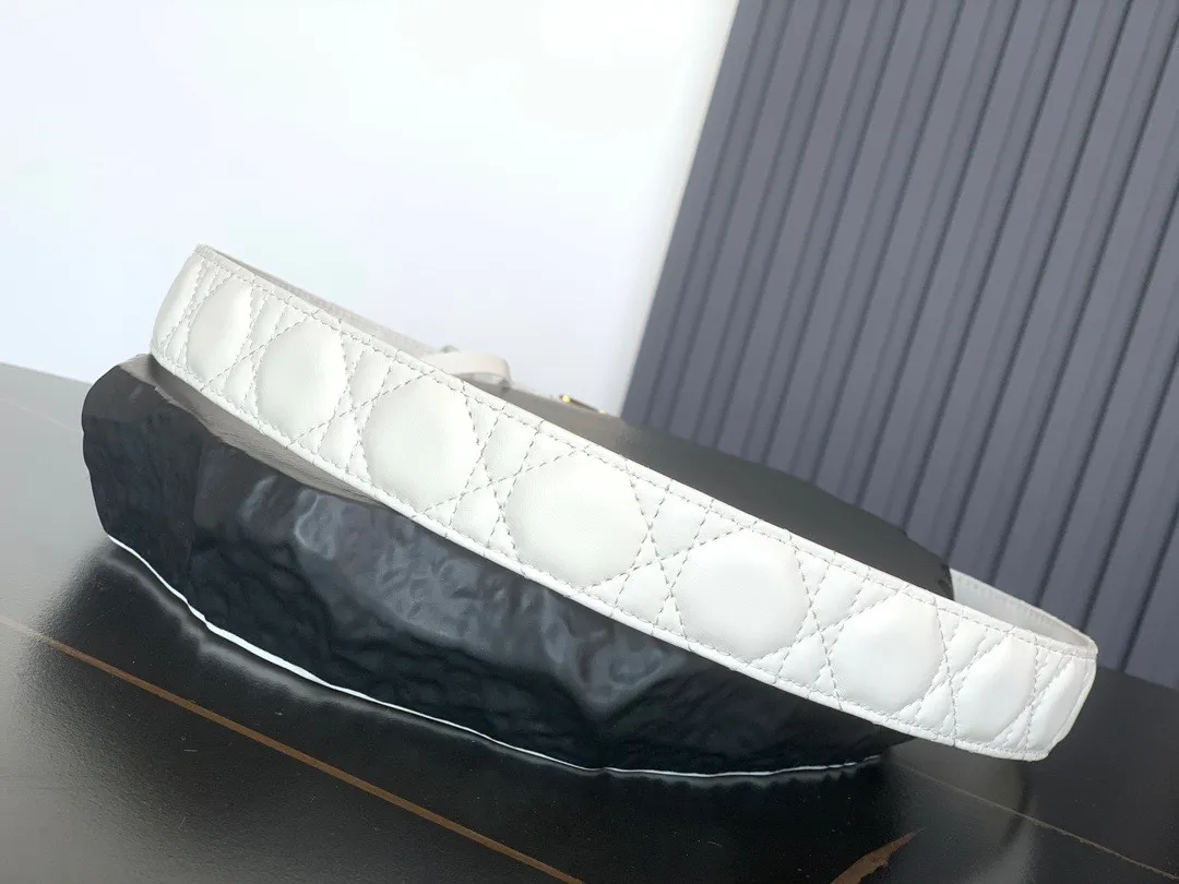 💰480💰Full set of packaging💰 💍Purchase level Dior⚡️🌹Special contribution for private goods! Belt width 3.0cm "D-Fence" calfskin with vintage metal logo. The leather is very tough and the wiring is very solid. The quality must be top notch👍🏻 and cannot be faulted!