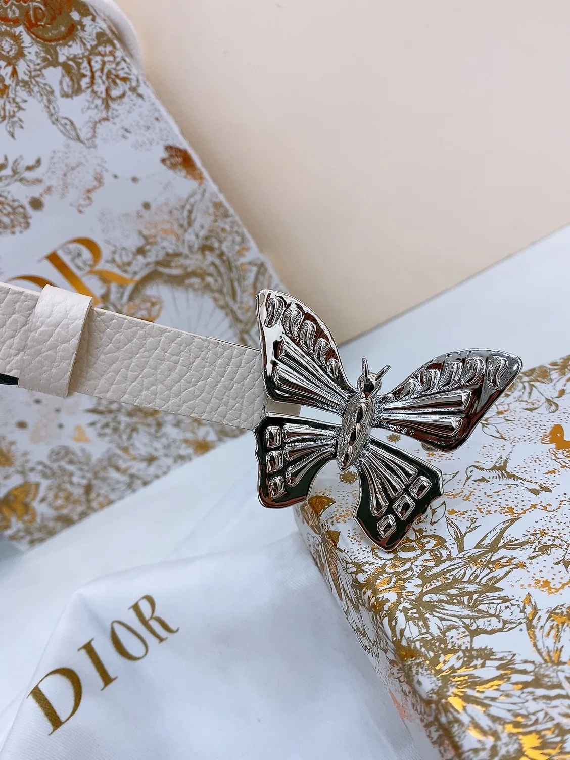 💰440💰Full package💰 💍Purchase level Dior Saddle Belt Brass hardware Double-sided saddle belt Grained cowhide surface and smooth cowhide bottom Soft and delicate feel Belt 2.0cm