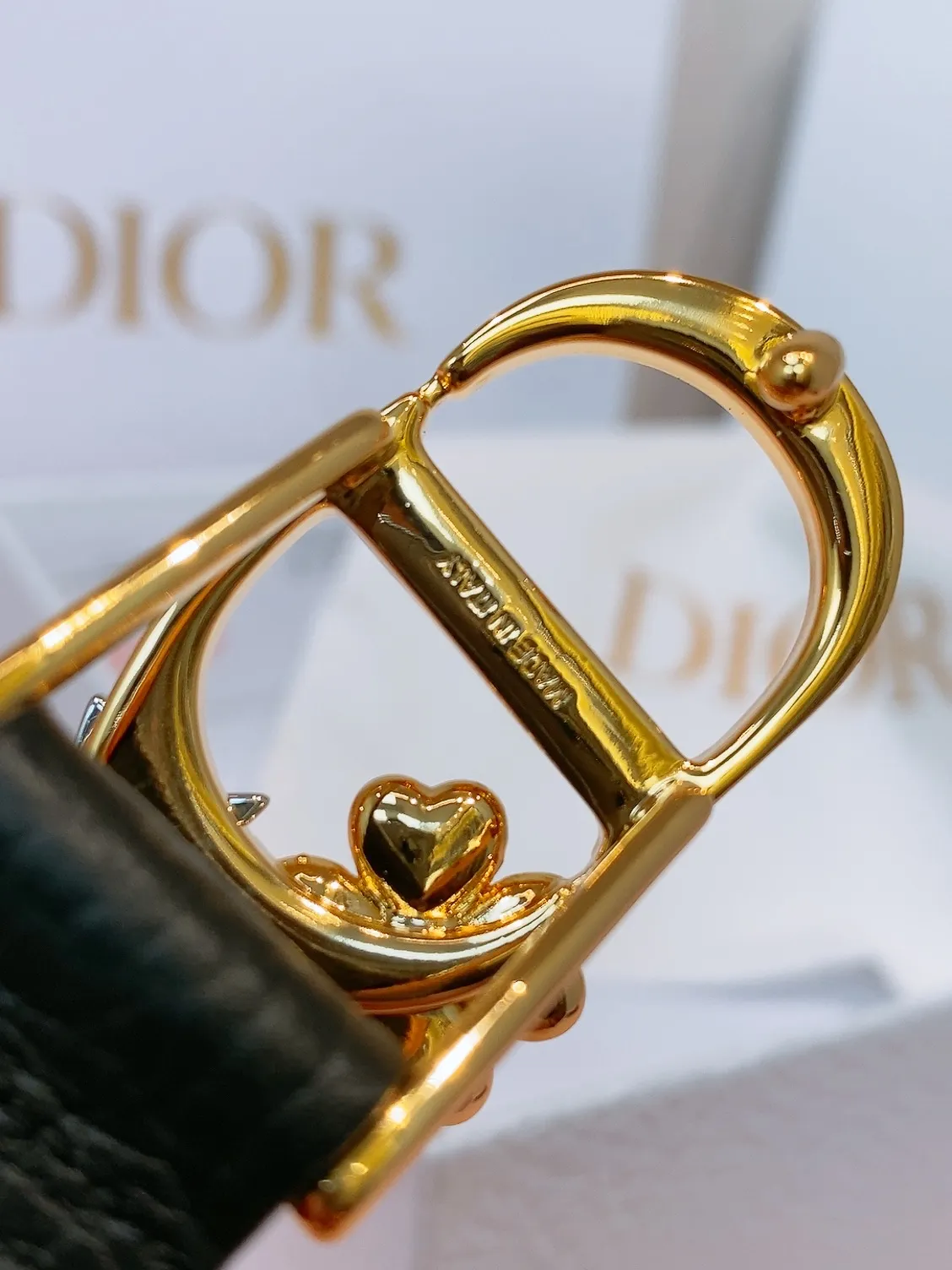 💰440💰Full package💰 💍Purchase grade Dior⚡️🌹Montaigne Lucky Charms, 20 mm belt buckle This model with aged gold metal CD buckle is revisited in a light gold suede calfskin version for a casual and modern look. Her silhouette will upgrade a skirt, pants or dress. Saddle CD buckle Resin beads Silver tone crystals Christian Dior Paris logo on the interior Width: 2.0cm