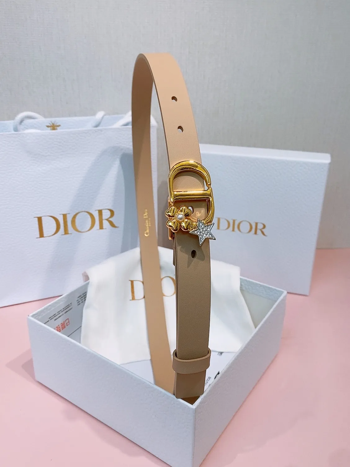 💰440💰Full package💰 💍Purchase grade Dior⚡️🌹Montaigne Lucky Charms, 20 mm belt buckle This model with aged gold metal CD buckle is revisited in a light gold suede calfskin version for a casual and modern look. Her silhouette will upgrade a skirt, pants or dress. Saddle CD buckle Resin beads Silver tone crystals Christian Dior Paris logo on the interior Width: 2.0cm