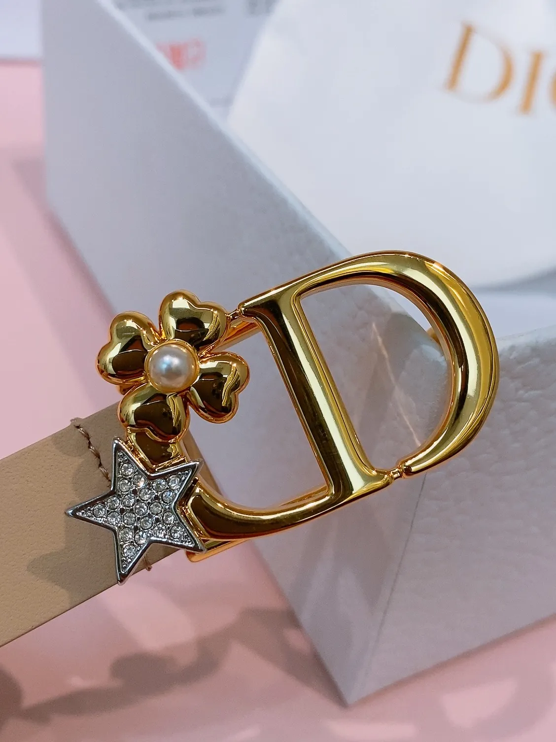 💰440💰Full package💰 💍Purchase grade Dior⚡️🌹Montaigne Lucky Charms, 20 mm belt buckle This model with aged gold metal CD buckle is revisited in a light gold suede calfskin version for a casual and modern look. Her silhouette will upgrade a skirt, pants or dress. Saddle CD buckle Resin beads Silver tone crystals Christian Dior Paris logo on the interior Width: 2.0cm