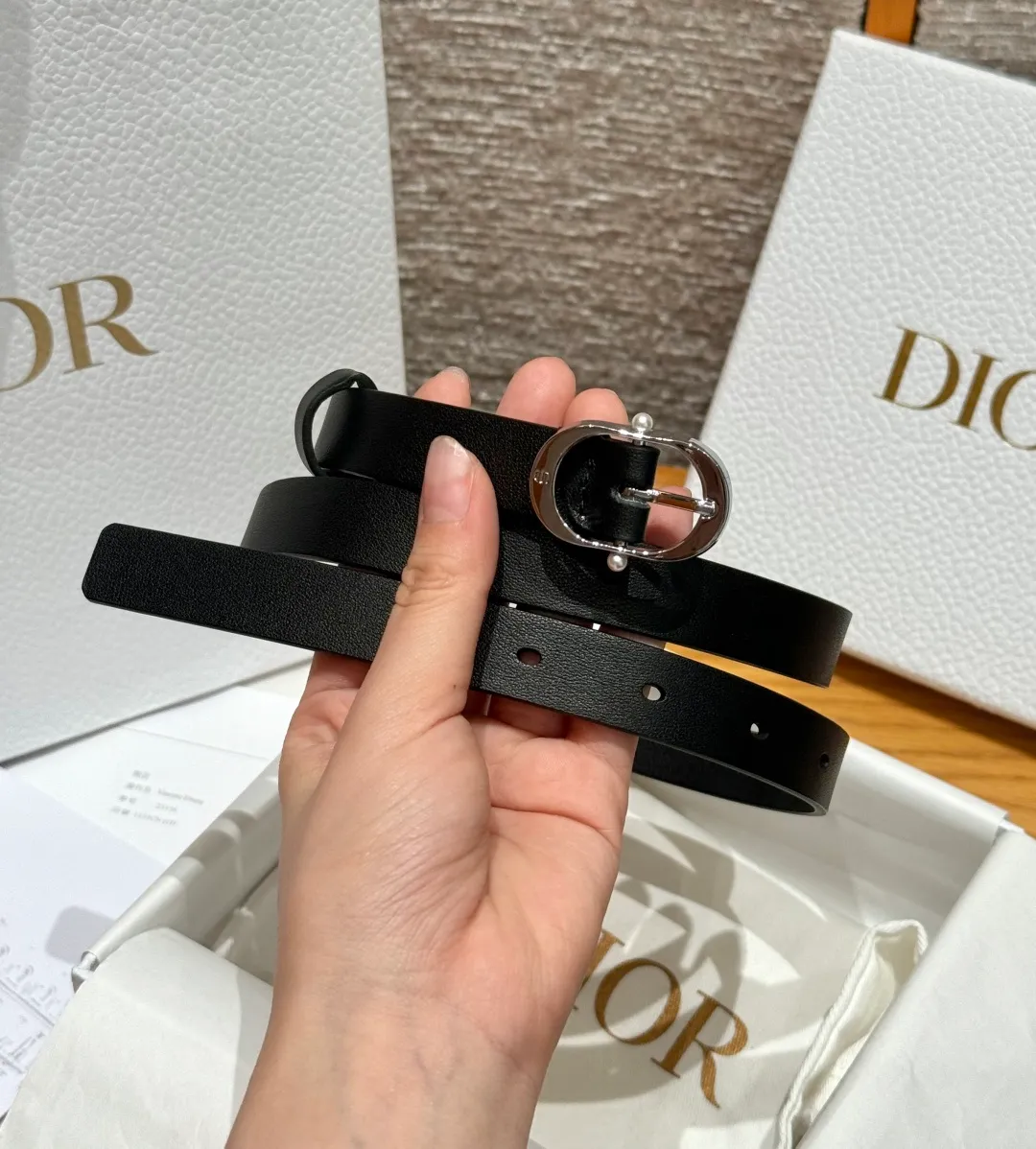 💰440💰Full package💰 💍Purchase level Dior ⚡️🌹Chic 20mm belt This belt draws inspiration from the handbag of the same name and is carefully made of smooth cow leather. It is equipped with a shiny metal belt buckle and is inlaid with white resin beads on both sides to enhance the style. It can be paired with a classic suit jacket, dress or jeans to add an elegant look. Width: 20mm