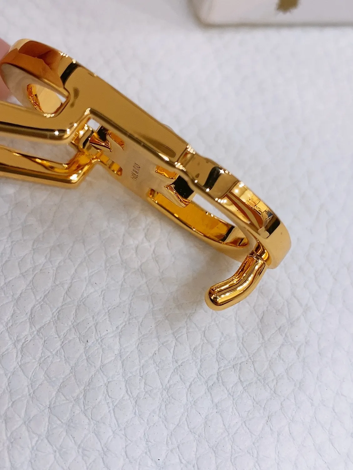 💰440💰Full package💰 💍Purchase grade Dior ⚡️20mm black smooth cow leather and silver tone imitation crystal ⚡️Lucky 30 Montaigne Star CD belt buckle White resin beads ⚡️ Christian Dior Paris logo on the inside Glossy gold finish metal details Top/bottom layer: cow leather Excluding trims and decorative lines