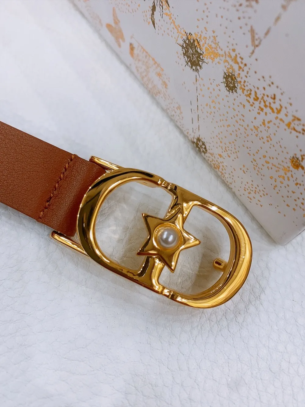💰440💰Full package💰 💍Purchase grade Dior ⚡️20mm black smooth cow leather and silver tone imitation crystal ⚡️Lucky 30 Montaigne Star CD belt buckle White resin beads ⚡️ Christian Dior Paris logo on the inside Glossy gold finish metal details Top/bottom layer: cow leather Excluding trims and decorative lines