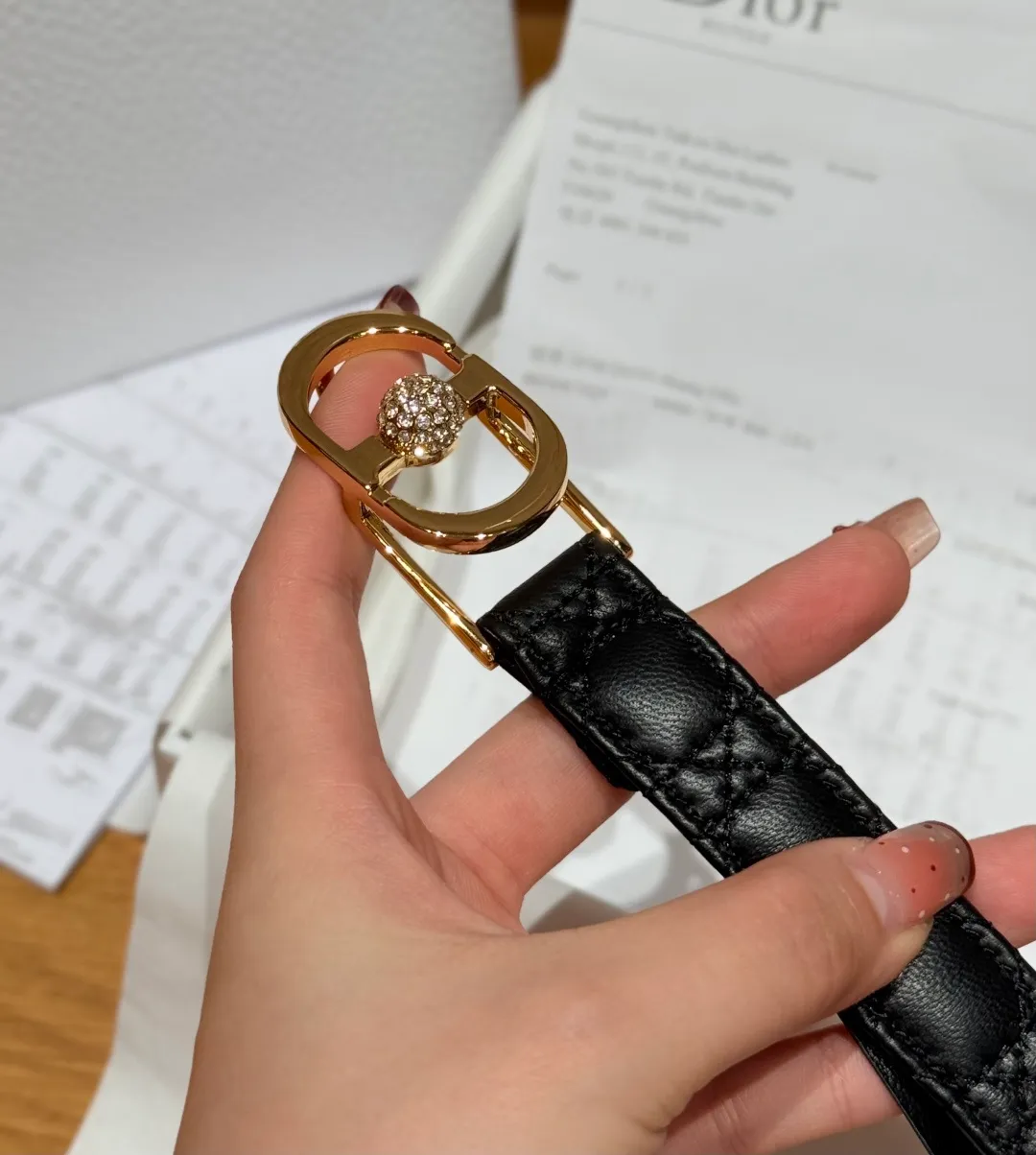 💰480💰Full package💰 💍Purchase level Dior -30 Montaigne Jolie belt This 30 Montaigne Jolie belt draws inspiration from the handbag of the same name👜 and is carefully made of smooth cow leather and other materials. It is decorated with a lustrous gold-finished metal belt buckle and is paired with pavé beads inlaid with silver-toned crystals. It can be paired with a classic suit jacket, dress or jeans, adding an elegant touch. Width 2.0cm