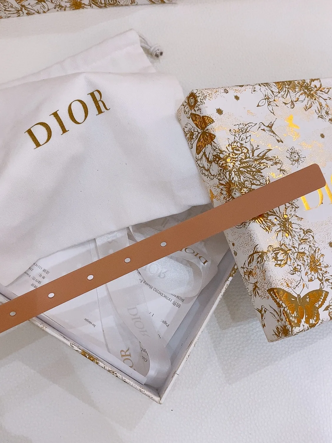 💰440💰Full set of packaging💰 💍Purchase level Dior dior new women's belt this 30 Montaigne The Treasure belt is a new item in the 2025 autumn ready-to-wear series. It shows a vivid and classic shape. It is carefully made of smooth cow leather and other materials. It is equipped with a unique new gold-finished metal medal belt buckle, embellished with a black enamel CD logo, and comes with a clip closure. It is fashionable and adjustable and can be easily matched with a classic suit jacket, skirt or dress. Width 1.5cm