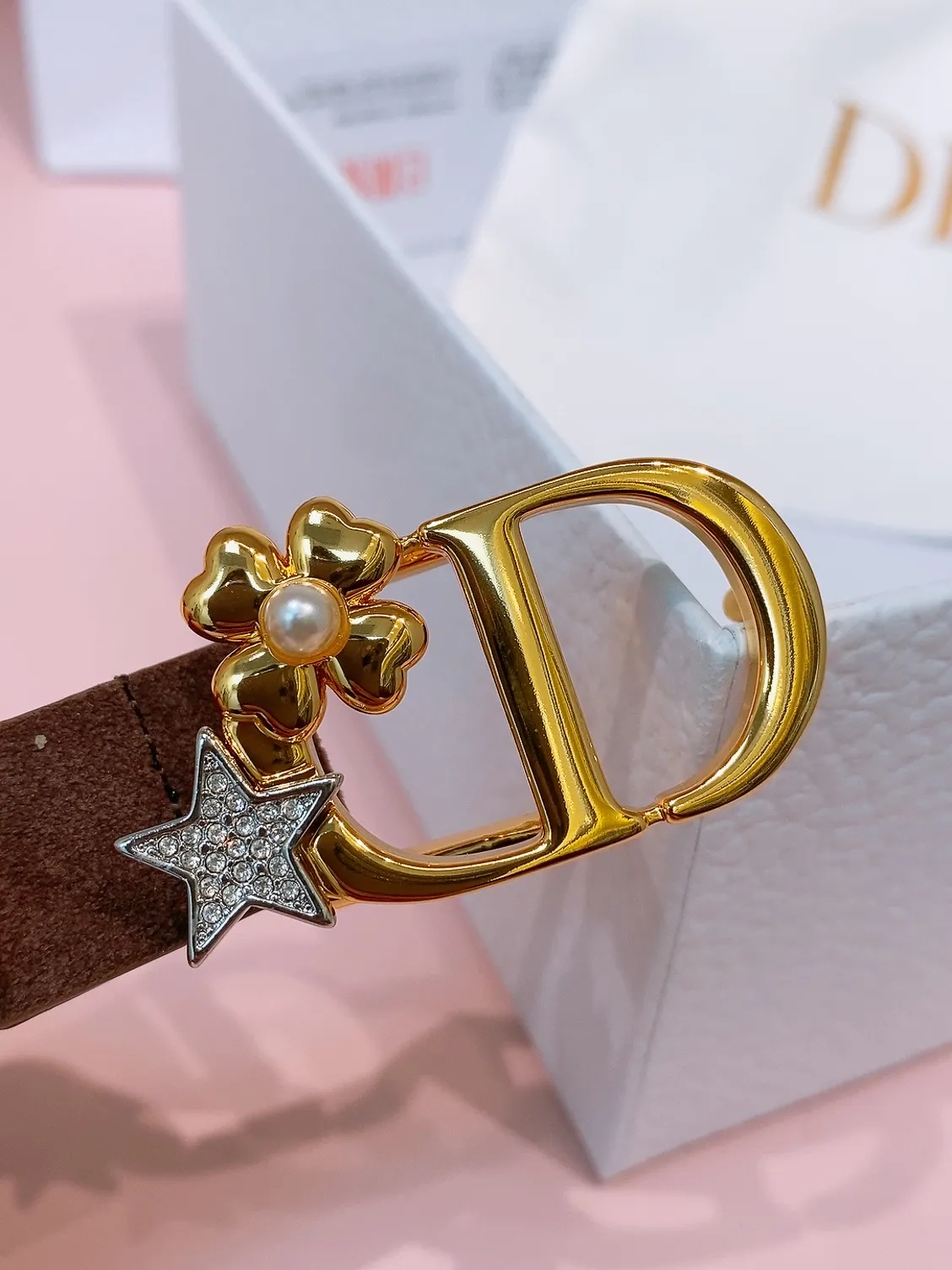 💰440💰Full package💰 💍Purchase grade Dior⚡️🌹Montaigne Lucky Charms, 20 mm belt buckle This model with aged gold metal CD buckle is revisited in a light gold suede calfskin version for a casual and modern look. Her silhouette will upgrade a skirt, pants or dress. Saddle CD buckle Resin beads Silver tone crystals Christian Dior Paris logo on the interior Width: 2.0cm