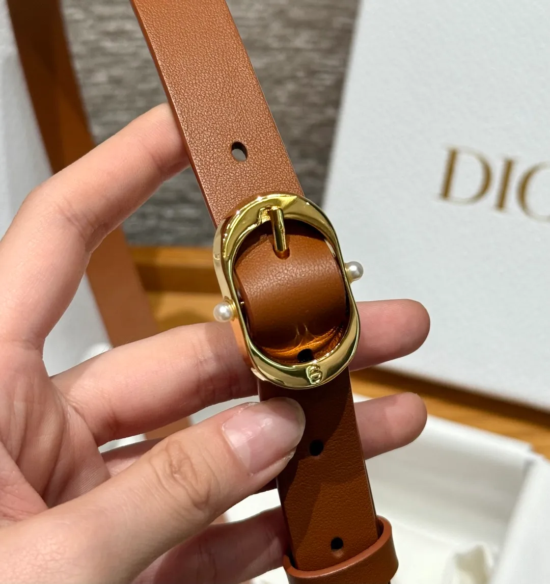 💰440💰Full package💰 💍Purchase level Dior ⚡️🌹Chic 20mm belt This belt draws inspiration from the handbag of the same name and is carefully made of smooth cow leather. It is equipped with a shiny metal belt buckle and is inlaid with white resin beads on both sides to enhance the style. It can be paired with a classic suit jacket, dress or jeans to add an elegant look. Width: 20mm
