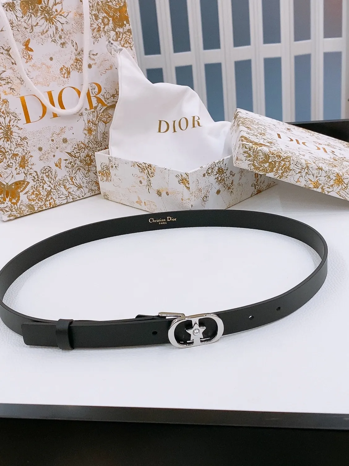 💰440💰Full package💰 💍Purchase grade Dior ⚡️20mm black smooth cow leather and silver tone imitation crystal ⚡️Lucky 30 Montaigne Star CD belt buckle White resin beads ⚡️ Christian Dior Paris logo on the inside Glossy gold finish metal details Top/bottom layer: cow leather Excluding trims and decorative lines