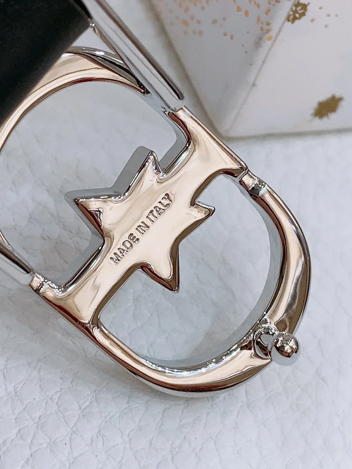 💰440💰Full package💰 💍Purchase grade Dior ⚡️20mm black smooth cow leather and silver tone imitation crystal ⚡️Lucky 30 Montaigne Star CD belt buckle White resin beads ⚡️ Christian Dior Paris logo on the inside Glossy gold finish metal details Top/bottom layer: cow leather Excluding trims and decorative lines