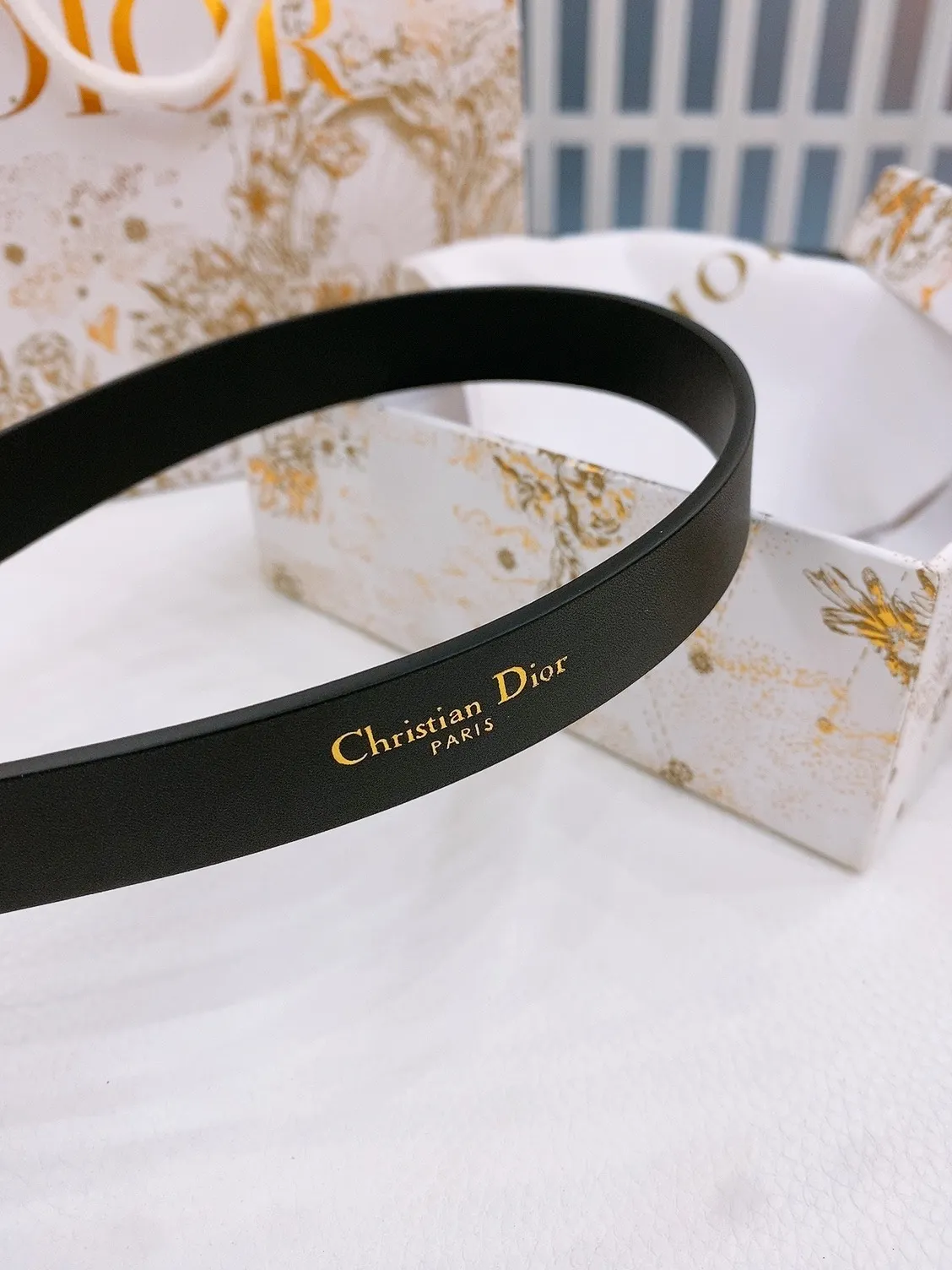 💰440💰Full package💰 💍Purchase grade Dior ⚡️20mm black smooth cow leather and silver tone imitation crystal ⚡️Lucky 30 Montaigne Star CD belt buckle White resin beads ⚡️ Christian Dior Paris logo on the inside Glossy gold finish metal details Top/bottom layer: cow leather Excluding trims and decorative lines