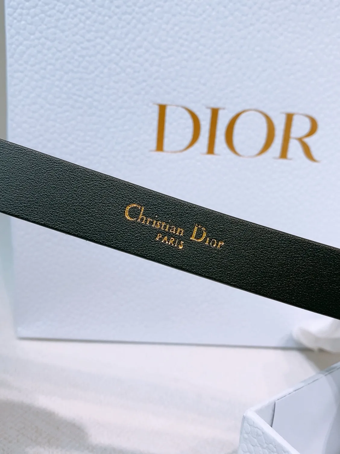 💰440💰Full package💰 💍Purchasing level Dior Ceinture Saddle Cuir de veau suédé couleur Light Gold, 20 mm This model with aged gold metal CD buckle is revisited in a light gold suede calfskin version for a casual and modern look. Her silhouette will upgrade a skirt, pants or dress. Saddle CD buckle Signature Christian Dior Paris Classic CD Made in Italy Width: 2.0cm